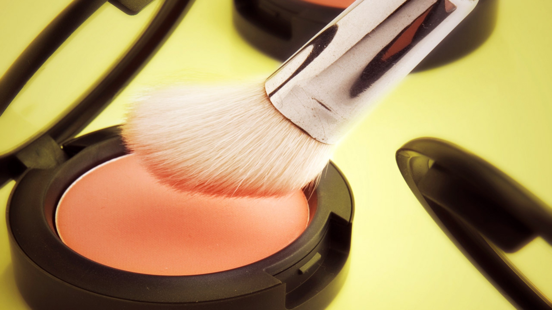 Mistakes that many people make with their makeup brushes post thumbnail image